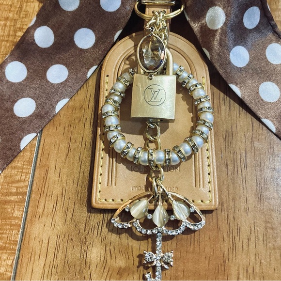 Louis Vuitton Tag and LOCK (201) “ Singing in the Rain” - Picture 6 of 15